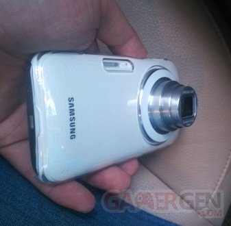 Alleged-Galaxy-K-cameraphone-pictures-appear-with-the-10x-zoom-lens-all-the-way-out (1)