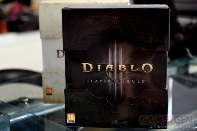 Diablo-III-Reaper-of-Souls-unboxing-0001