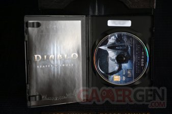 Diablo-III-Reaper-of-Souls-unboxing-0018